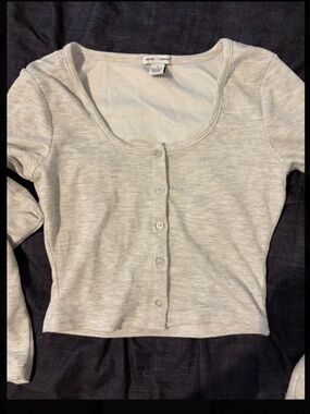 Aritzia Scoop Neck Light Gray Button-Front Cropped Cardigan